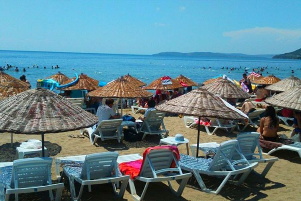 Otel Önü Plajda  Ücretsiz Şezlong ve Şemsiye 